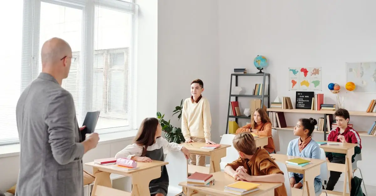 Come l'Intelligenza Artificiale Sta Rivoluzionando il Settore Educativo