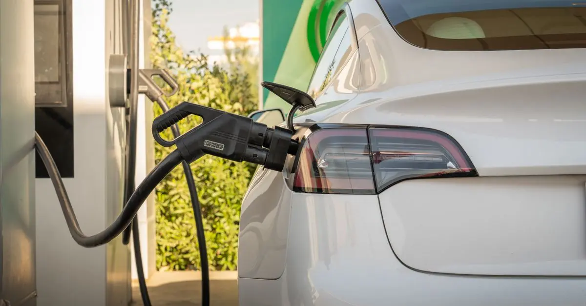 Guida ai Veicoli Elettrici: Vantaggi e Aspettative
