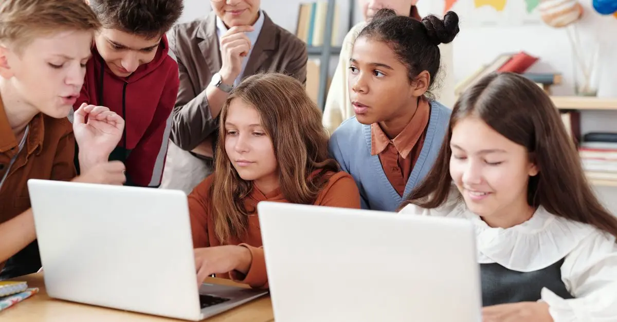 Come le Tecnologie di Intelligenza Artificiale Stanno Cambiando l'Educazione