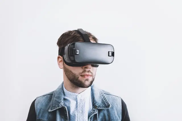 Come la Realtà Virtuale Sta Trasformando il Settore Commerciale