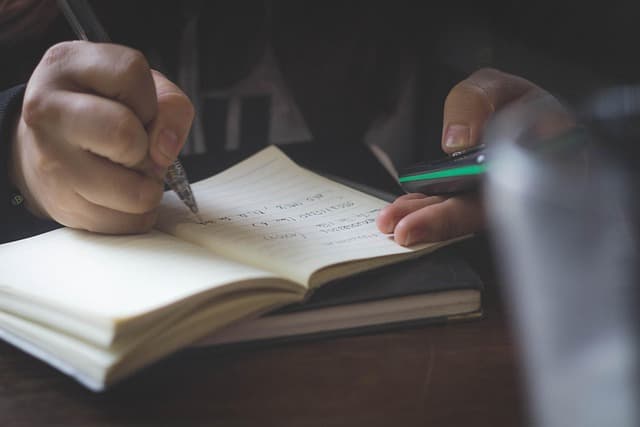 Come l'Intelligenza Artificiale Sta Trasformando il Settore dell'Educazione